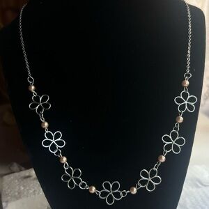 Vintage Floral Silver toned necklace with brown pearly beads🌸